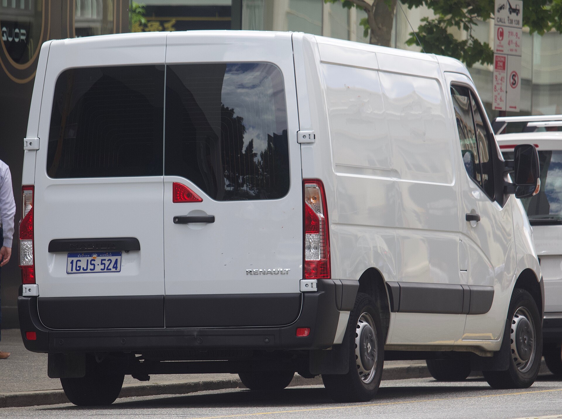 Renault Master — rear